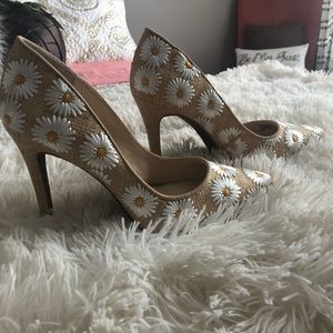 Jessica Simpson daisy straw pumps